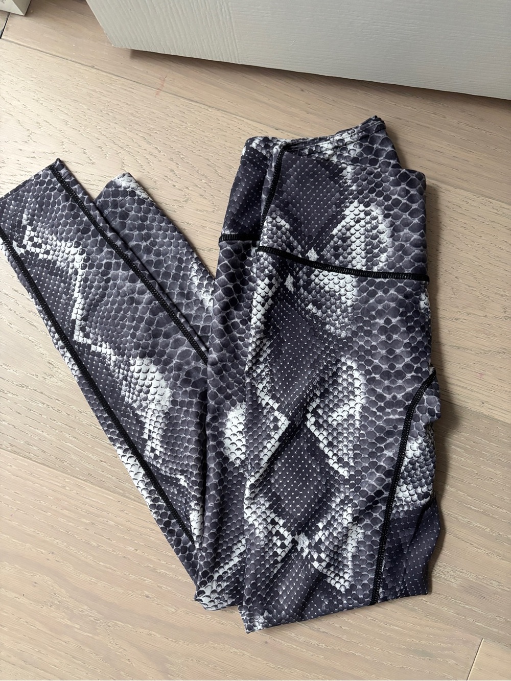 PRISMSPORT Black & Gray Snake-Print Reptile Leggings
